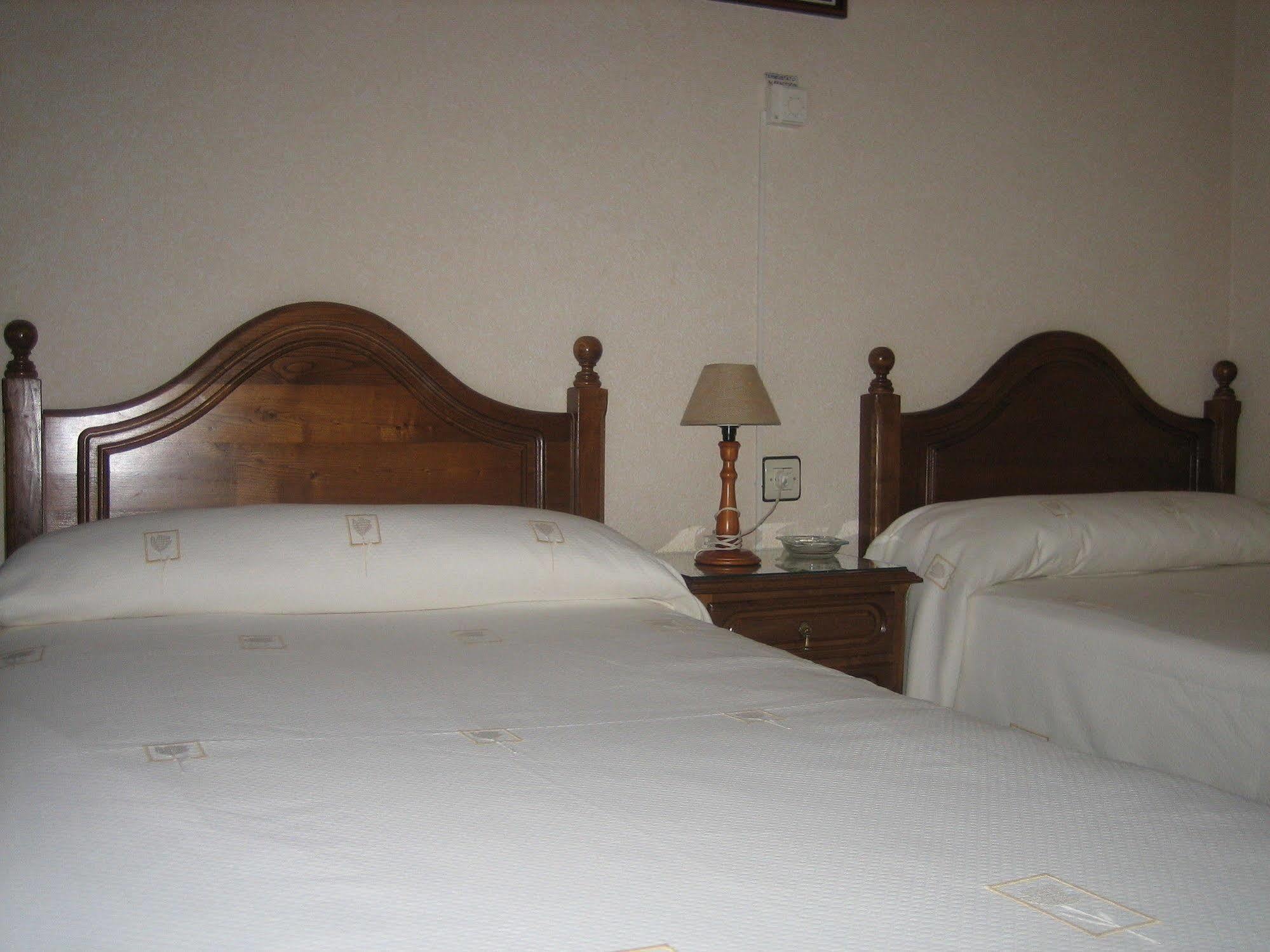Hostal Restaurante La Trucha เบนาเบนเต ภายนอก รูปภาพ