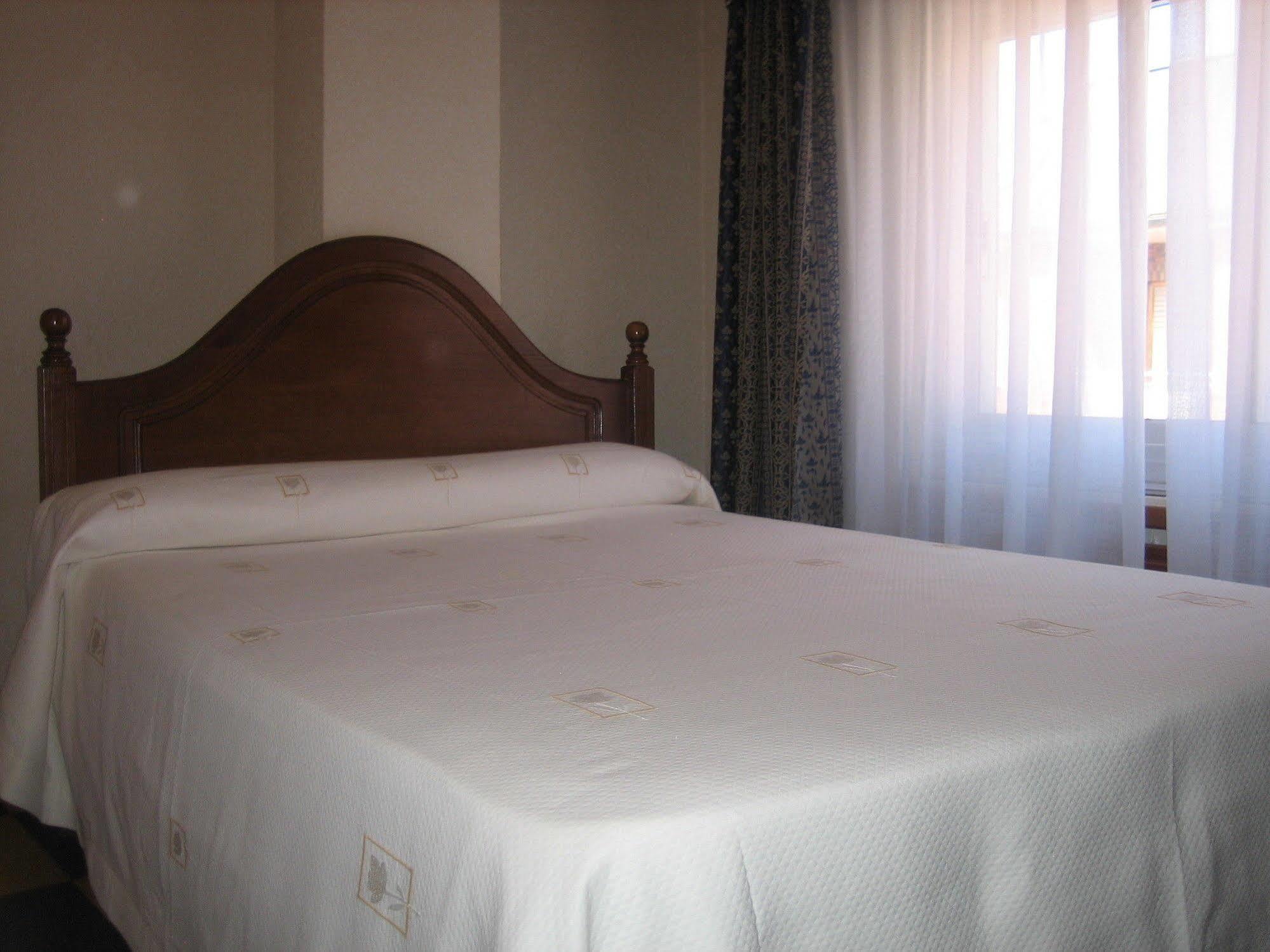 Hostal Restaurante La Trucha เบนาเบนเต ภายนอก รูปภาพ